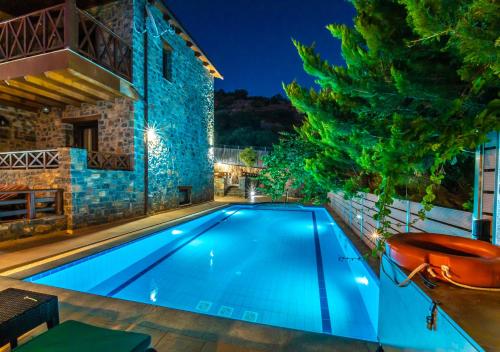 - une piscine dans l'arrière-cour d'une maison dans l'établissement Villa Avia, à Milatos