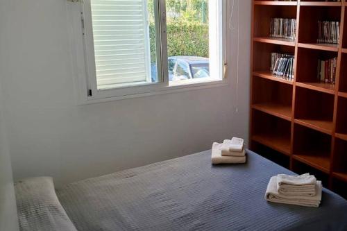 - une chambre avec un lit et 2 serviettes dans l'établissement Eclipse de mar: Cozy Beach Home, Costa de la Luz, à Cadix