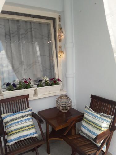 two chairs and a table in front of a window at Kutak- stan na dan in Paraćin