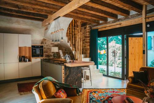 um quarto com uma cozinha e uma sala de estar em Le Grand Petit Prince - Domaine de Charme - Jacuzzis privatifs em Guebwiller