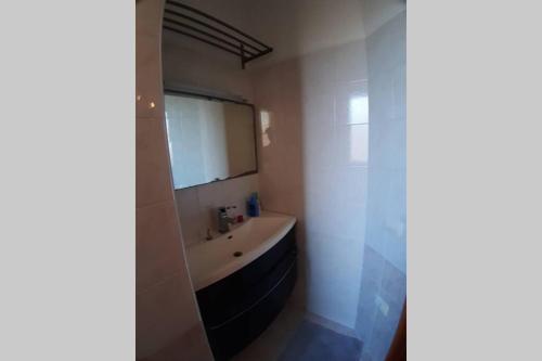 ein Badezimmer mit einem Waschbecken und einer Badewanne in der Unterkunft Casetta Emma, trilocale Elmas, areoporto elegante silenzioso in Elmas