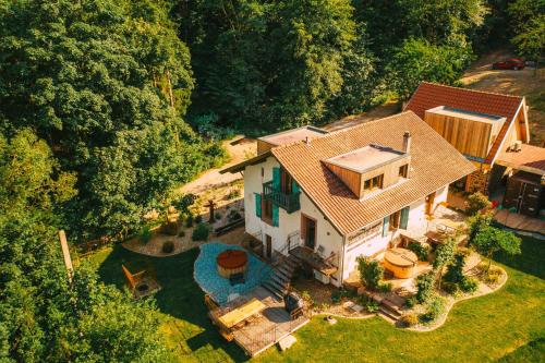 una vista aérea de una casa con piscina en Le Grand Petit Prince - Domaine de Charme - Jacuzzis privatifs en Guebwiller