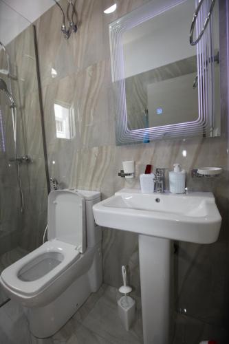 Koupelna v ubytování Deda Apartments