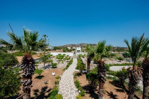 ゲンナジーにあるVilla Valasiaのヤシの木が茂る公園の空中風景