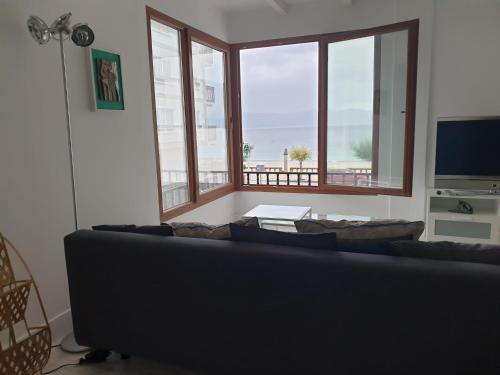 A television and/or entertainment centre at APARTAMENTO VISTAS AL MAR Sanxenxo