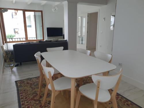 A television and/or entertainment centre at APARTAMENTO VISTAS AL MAR Sanxenxo