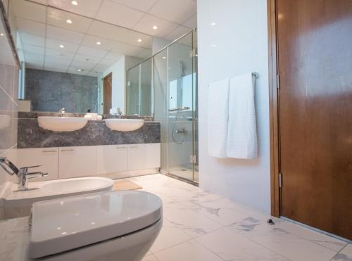 ドバイにあるBurj Khalifa view from ALL rooms Brand New 3BR - Nooraのバスルーム(トイレ、洗面台、シャワー付)