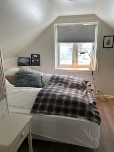 เตียงในห้องที่ Koselig hus nært havet i Lofoten, Kabelvåg