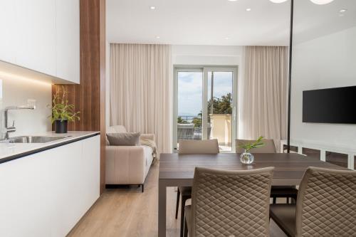 Μια τηλεόραση ή/και κέντρο ψυχαγωγίας στο Plaza Apartments