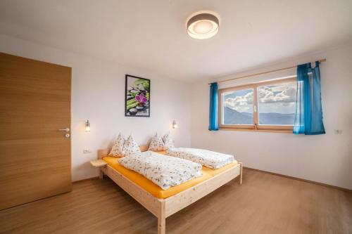 מיטה או מיטות בחדר ב-Ferienwohnung Oberhochmuthof