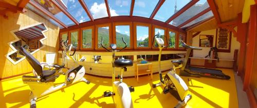 uma vista panorâmica de um ginásio com bicicletas ergométricas em Hotel Les Chalets em Brides-les-Bains