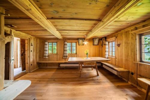 a dining room with a table and benches in a cabin at Schnitzers Ferienheisl in San Leonardo in Passiria