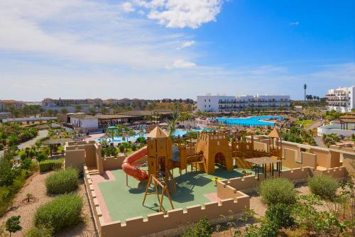 een luchtzicht op een speeltuin in een waterpark bij Melia Dunas Beach Resort & Spa - All Inclusive in Santa Maria