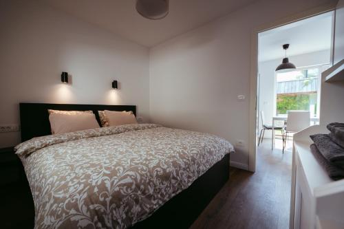 um quarto com uma cama grande e uma sala de jantar em Apartment Oddih with terrace and private SAUNA em Bled