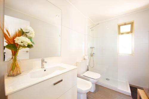 ein weißes Badezimmer mit Toilette und Waschbecken in der Unterkunft Romana Playa 555 in Marbella