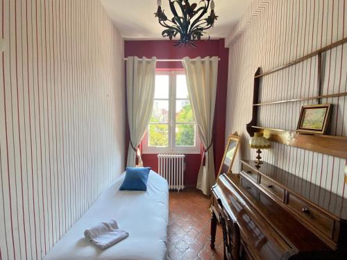 a bedroom with a bed with a blue pillow on it at NOCNOC - Le Napoleon, 200m2 au cœur de Toulouse in Toulouse