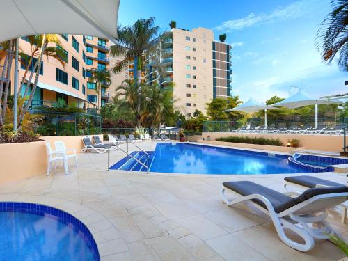 Piscina de la sau aproape de Peninsular Beachfront Resort