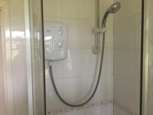 eine Dusche mit Duschkopf in einem Badezimmer in der Unterkunft Riviera in Dartmouth