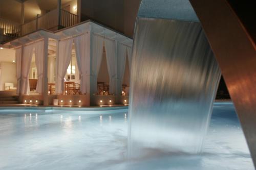Bazén v ubytování Le Rose Suite Hotel nebo v jeho okolí