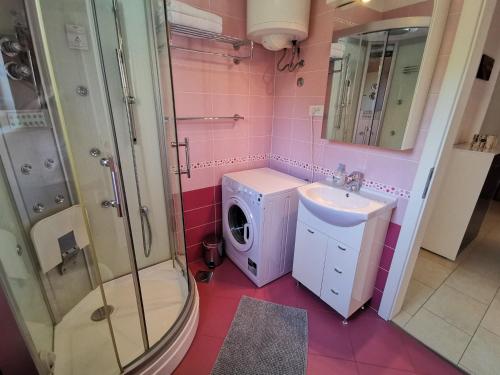 VILLA SARA 1, 50 m from the beach, balcony and sea view, private parking