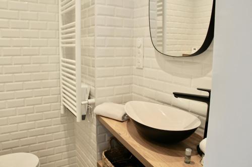 a white bathroom with a sink and a mirror at LE PALM - 1 ère ligne vue mer - Exceptionnel P2 cabine in La Grande-Motte