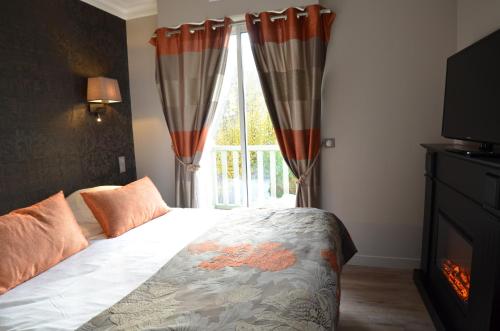 a bedroom with a bed and a window at Villa Augeval Hôtel de charme & Spa in Deauville
