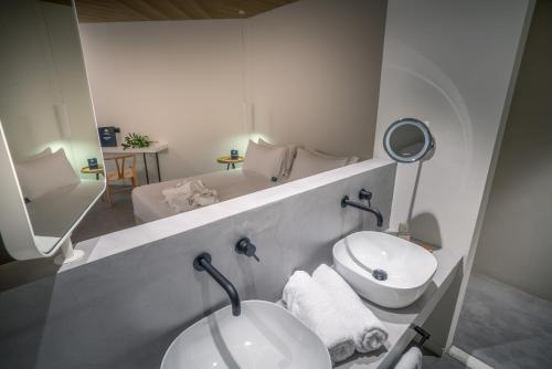 
Een badkamer bij Caravel Suites - Adults Only
