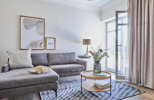 a living room with a couch and a table at ReetTraum Prerow in Prerow