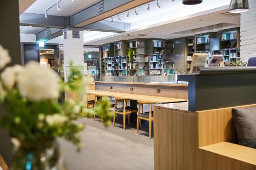 a library with a long table and chairs at Eden Paradise Hotel in Icheon