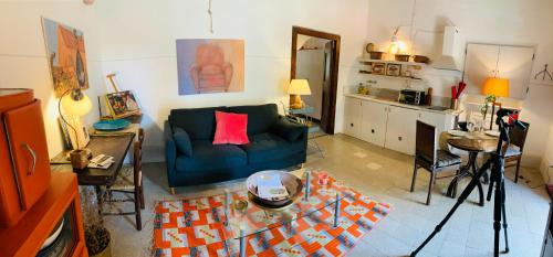 Una cocina o zona de cocina en Casette rosse nel borgo medievale di Fossanova