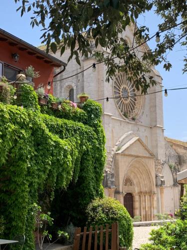 Imagen de la galería de Casette rosse nel borgo medievale di Fossanova, en Latina