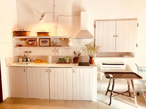 Una cocina o zona de cocina en Casette rosse nel borgo medievale di Fossanova