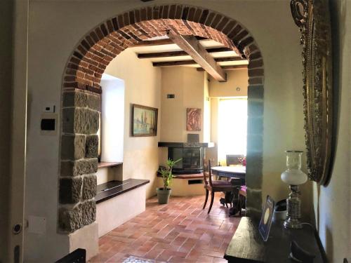 an archway in a living room with a dining room at Borgo Romena in Pratovecchio