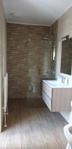 a bathroom with a tub and a sink at Garden Club Panzió in Balatonmáriafürdő