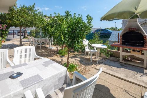 A 2 apt near beach w patio parking and grill