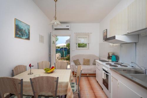 A 2 apt near beach w patio parking and grill