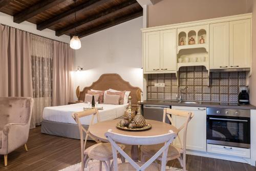 um quarto com uma cama e uma mesa num quarto em Villa La Varik 3 em Litochoro