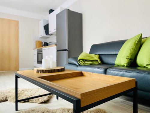 een woonkamer met een bank en een salontafel bij Ferienapartment HarzZeit in Wernigerode