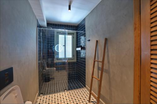 La salle de bains est pourvue d'une douche, d'un lavabo et de toilettes. dans l'établissement Carpe Diem Boutique Hotel - Adults Only, à Sidé