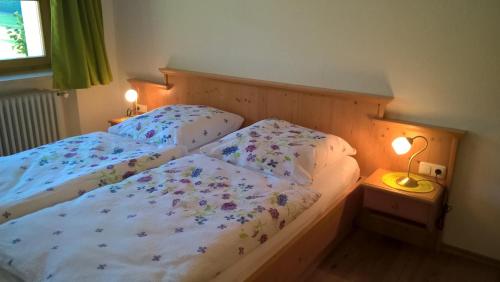 een slaapkamer met 2 bedden en 2 lampen bij Haus Schönsicht in Berchtesgaden
