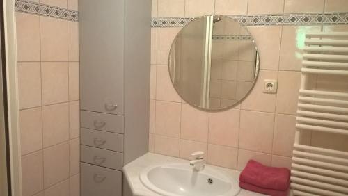 een badkamer met een wastafel en een spiegel bij Haus Schönsicht in Berchtesgaden