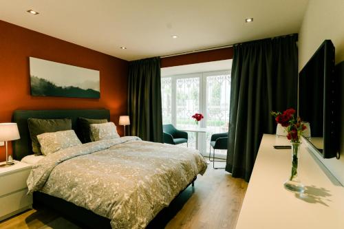 um quarto com uma cama, uma mesa e cadeiras em VILLA MONTANA em Geraardsbergen