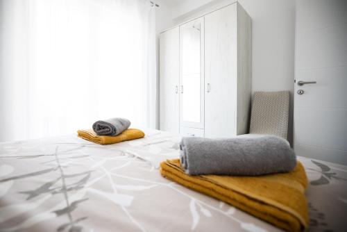 Postel nebo postele na pokoji v ubytování Deluxe Apartments Sanja with Seaview