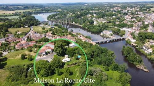 - une vue aérienne sur le cottage mason la roote situé sur une rivière dans l'établissement Maison La Roche Gite, à LʼIsle-Jourdain