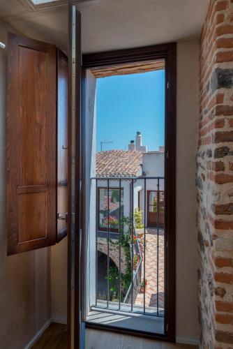 an open door with a view of a balcony at Domo Pro Vois in Orosei
