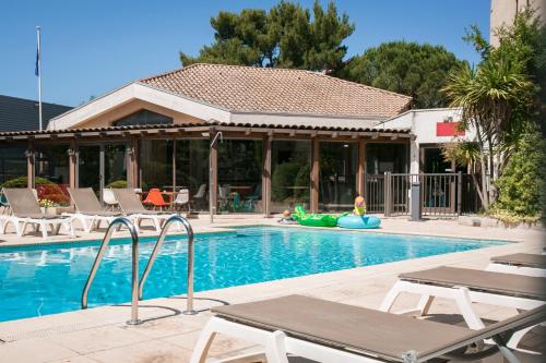 Bazén v ubytování ibis Avignon Sud nebo v jeho okolí