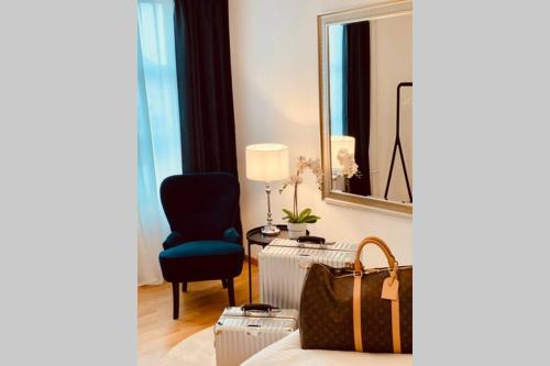 uma sala de estar com uma cadeira e um espelho em Residenz Arbon von Swisspartments em Arbon