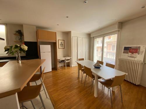 une cuisine et une salle à manger avec une table et des chaises dans l'établissement Elegant Duplex de Haut Standing de 230m2, à La Roche-sur-Foron