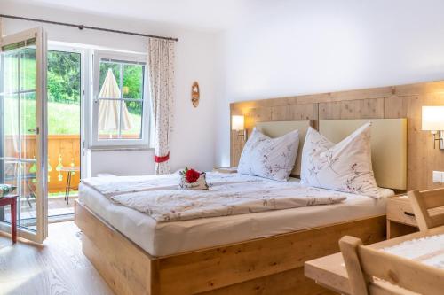 um quarto com uma cama grande e uma cabeceira em madeira em Haus Alpenblick em Sankt Margarethen im Lungau