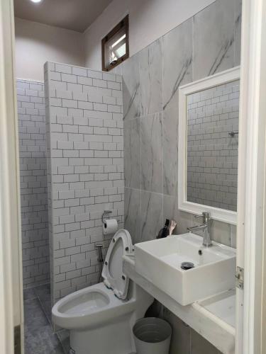 a bathroom with a white toilet and a sink at Morinaka Craftfe & Poshtel in Ban Na Muang